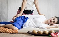 Traditionell thaimassage Traditionell thaimassage är en kombination av muskelknådning och akupressur. En effekt av behandlingen är ökad blodcirkulation i de behandlade områdena, vilket stimulerar återhämtning och läkning i muskler och ligament. Vi har valt att inte inkludera stretchövningar i våra behandlingar, som annars ingår i många skolor inom thaimassage. Rekommenderas för den som är lite mer van med thai massage då den är lite hårdare.